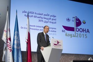 Secretaris-generaal Ban Ki-moon geeft een toespraak tijdens de openingsceremonie van het 13de Congres voor criminaliteitspreventie en strafrecht op 12 april 2015 in Doha, Qatar - © UN Photo/Eskinder Debebe