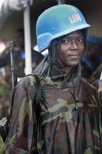 Vrouwelijk lid van het Nigeriaanse bataljon dat deel uitmaakt van de VN Missie in Liberia (UNMIL) – UN Photo/Christopher Herwig