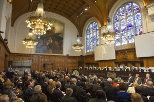 Secretaris-generaal Ban Ki-moon spreekt tijdens de ceremonie ter ere van de 70Ste verjaardag van het Internationaal Gerechtshof in het Vredespaleis in Den Haag - UN Photo/Rick Bajornas