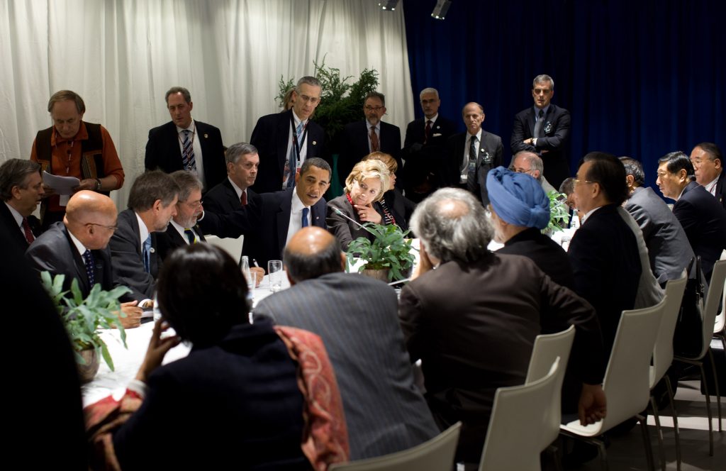 Beslissende vergadering op de Klimaattop van Kopenhagen, met onder meer Barack Obama en Hillary Cinton (VS), Jacob Zuma (Zuid-Afrika), Wen Jiabao (China), Manmohan Singh (India) en Lula da Silva (Brazilië) © Witte Huis, 2009 / Bron: Officiële fotograaf Witte Huis / Foto: Pete Souza