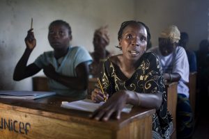 Ondanks het gebrek aan licht vanwege het door de oorlog vernietigde elektriciteitssysteem, leert een pilootproject Liberiaanse vrouwen lezen en rekenen en draagt het zo bij tot het bereiken van MDG 3 - UN Photo/Christopher Herwig