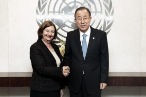 Secretaris-generaal Ban Ki-moon ontmoet de nieuwe President van het Internationaal Strafhof, Sylvia Fernández de Gumendi, op 8 april 2015 in New York – UN Photo/Evan Schneider