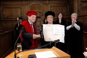 De rector van de KU Leuven, Prof. Rik Torfs, feliciteert Michelle Bachelet met haar eredoctoraat - © KU Leuven – Rob Stevens