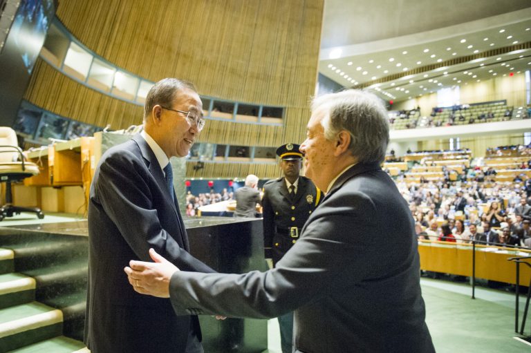 Aftredend Secretaris-generaal Ban Ki-moon feliciteert de nieuw-verkozen Secretaris-generaal Antiónio Guterres in de Algemene Vergadering op 13 oktober 2016 - © UN Photo/Rick Bajornas 