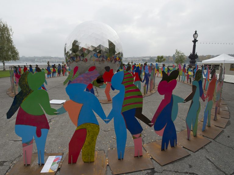 "Enlightened Universe" door de Spaanse kunstenaar Cristóbal Gabarrón op de Rotonde Mont Blanc in Genève op 24 oktober 2016 - © UN Photo/Jean-Marc Ferré